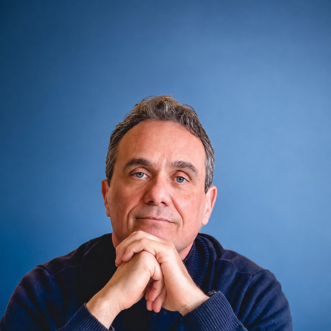 Dr. Roberto Canton, médico psiquiatra, em retrato com fundo azul